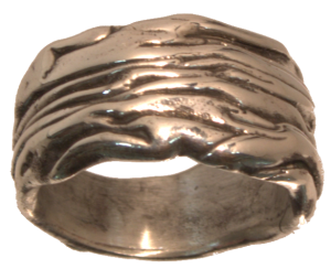 Important anneau froissée